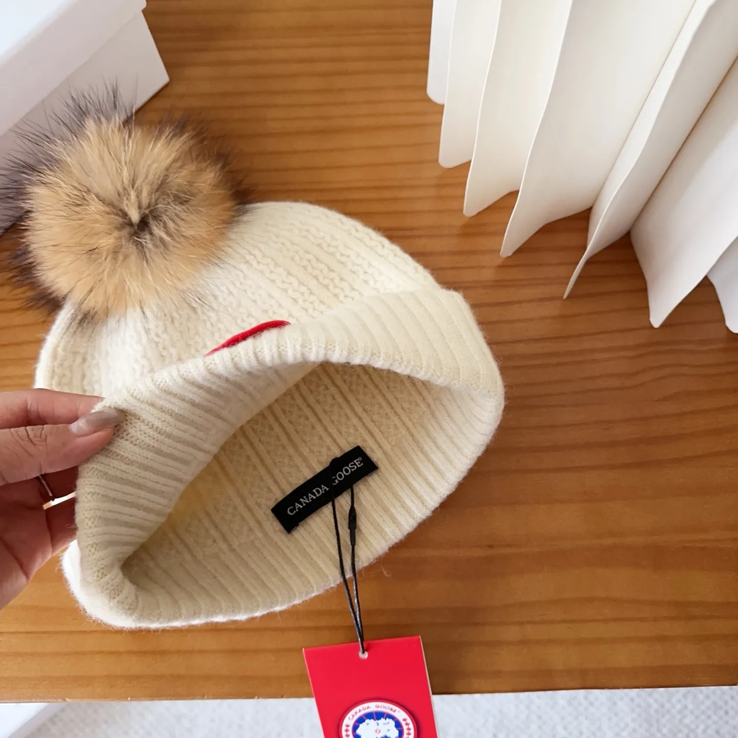 💰74 CANADA GOOSE Canada Goose winter warm cashmere cold hat. Rabbit wool material, thick feel, not easy to deform. Fashionable and versatile couple hat, imported embroidery logo, cashmere cotton yarn, head circumference: 55-58cm
